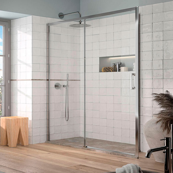Afin d'habiller votre douche, vous avez la possibilité de le faire par le  biais d'une porte de douche coulissante. Composée de plusieurs panneaux,  cette dernière se superpose à la paroi en s'ouvrant.
