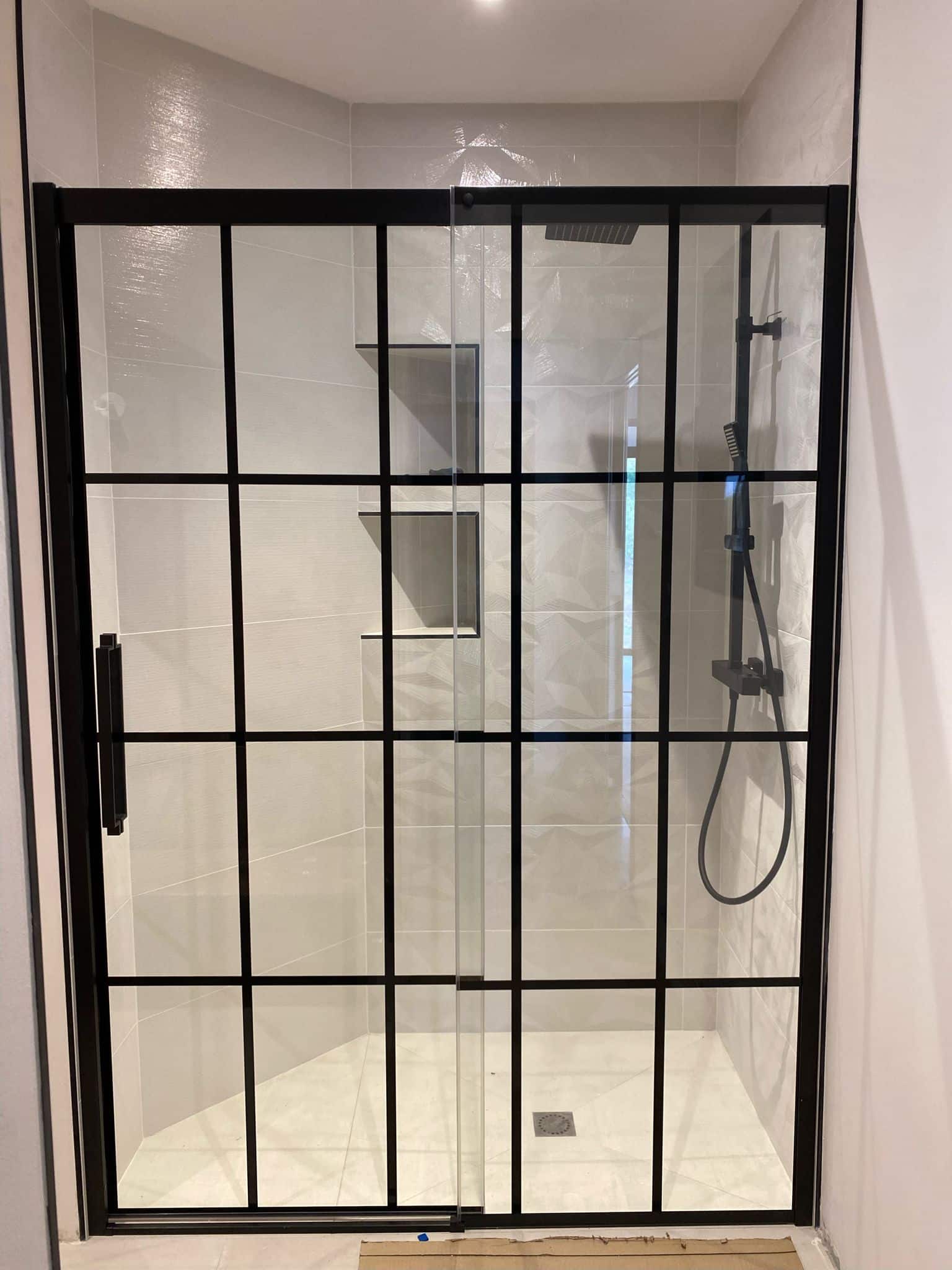 Paroi de douche en verre avec tissu blanc incorporé - Atelier du verre  créations
